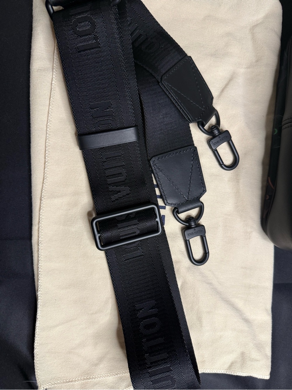 *RARE* Louis Vuitton Comet Messenger PM - Picture 13 of 13